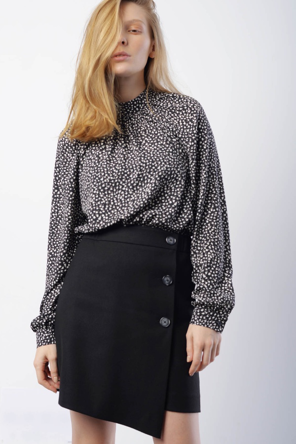 Юбка мини с запахом, черная