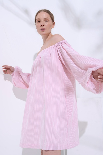 Платье с объемными рукавами в рельефную полоску, розовое