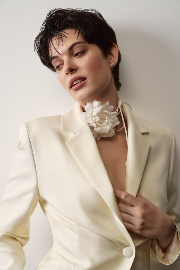 Пион из шёлка, молочный